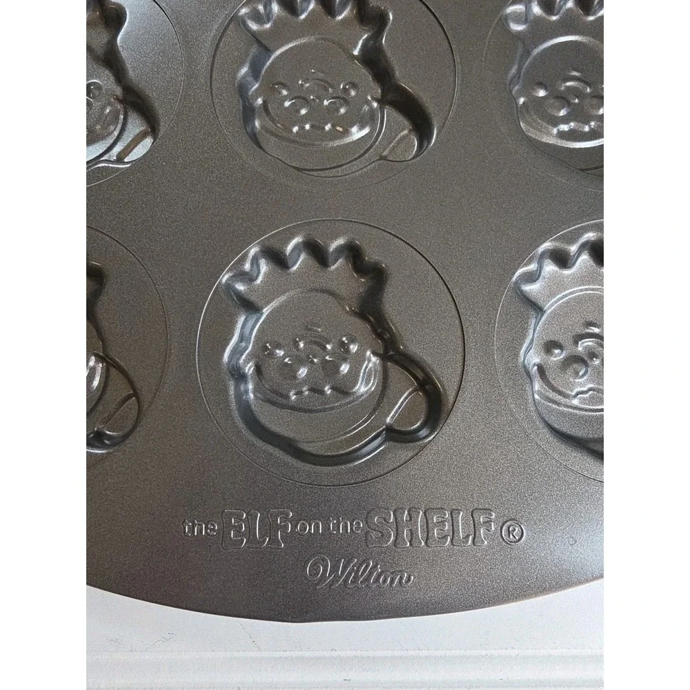 WILTON Elf On The Shelf 12 Nonstick Cavity Cookie Baking Pan Christmas Holiday‎